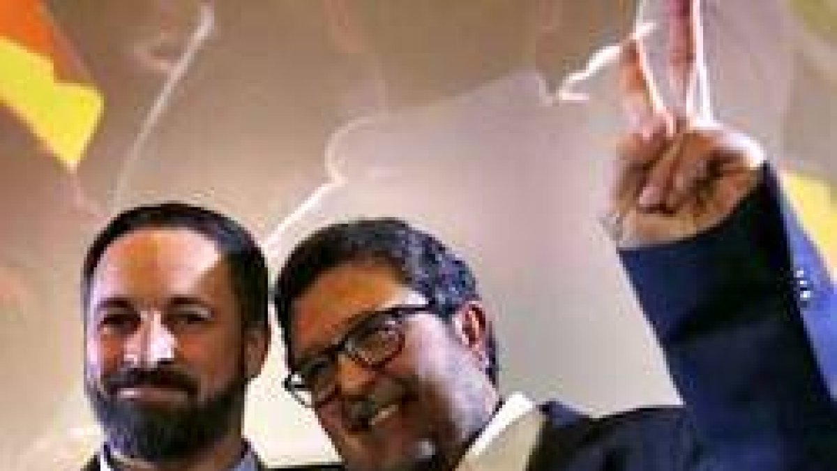 Francisco Serrano, candidato de VOX a la Junta de Andalucía, a la derecha, junto a Santiago Abascal, presidente del partido a nivel nacional.