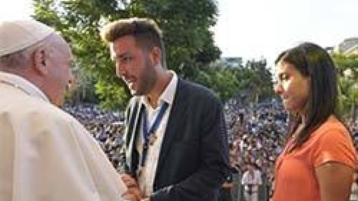 Papa con jóvenes de Silicia