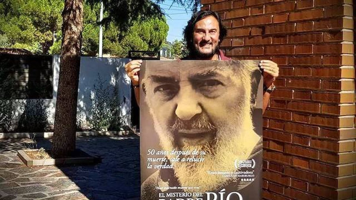 José María Zavala, director de «El misterio del Padre Pío», con la cartelería de la película, ya lista para el estreno del 23 de noviembre.
