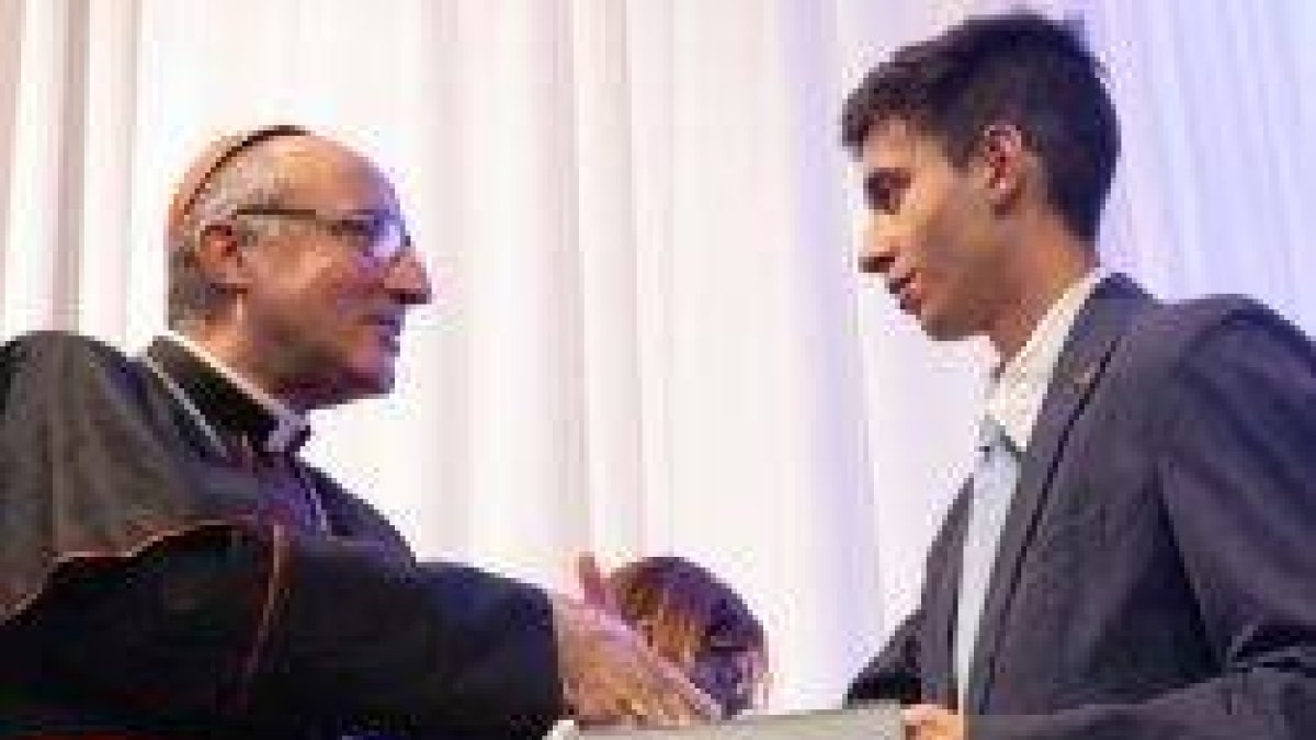 El cardenal Sturla, de Uruguay, entregando los diplomas de liderazgo católico y Doctrina Social de la Iglesia