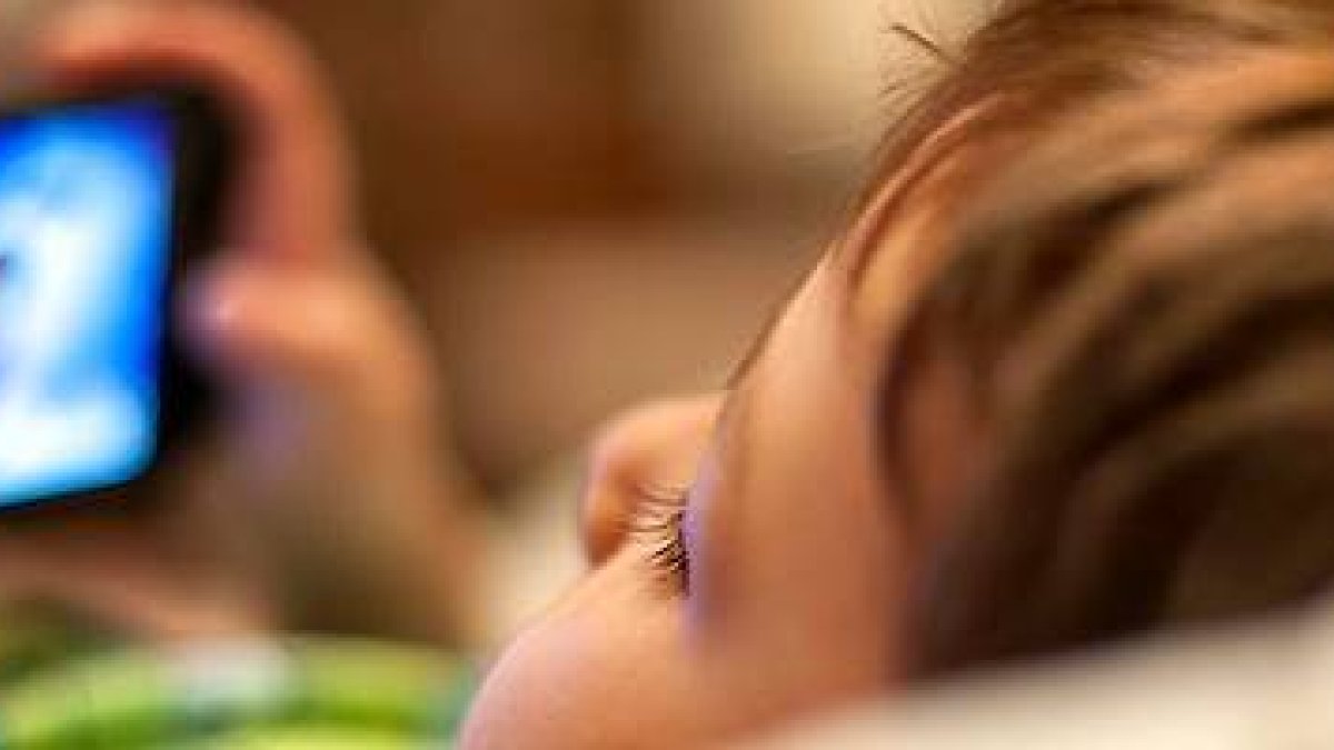 Los niños más pequeños no buscan la pornografía, pero la pornografía sí les busca a ellos. Para los adolescentes, es poner en sus manos un incontrolable portal de acceso a lo más depravado que pueda encontrarse on line.