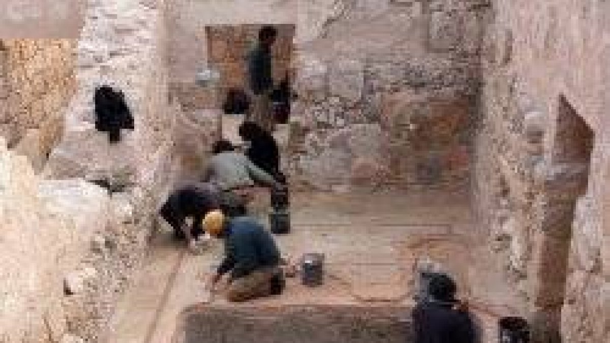 Unos arqueólogos excavan en el Herodión, una de las fortalezas que Herodes el Grande construyó, donde se ha encontrado el anillo