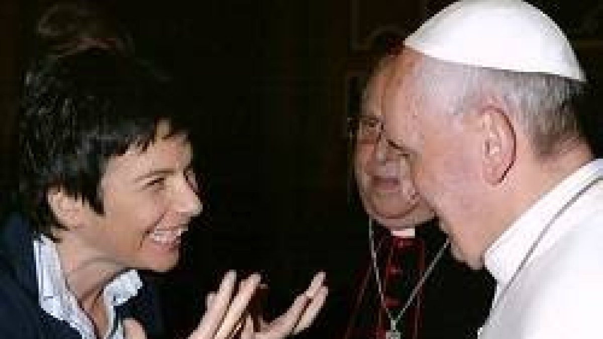 Chiara Amirante habla con el Papa Francisco en uno de los encuentros que han mantenido estos años