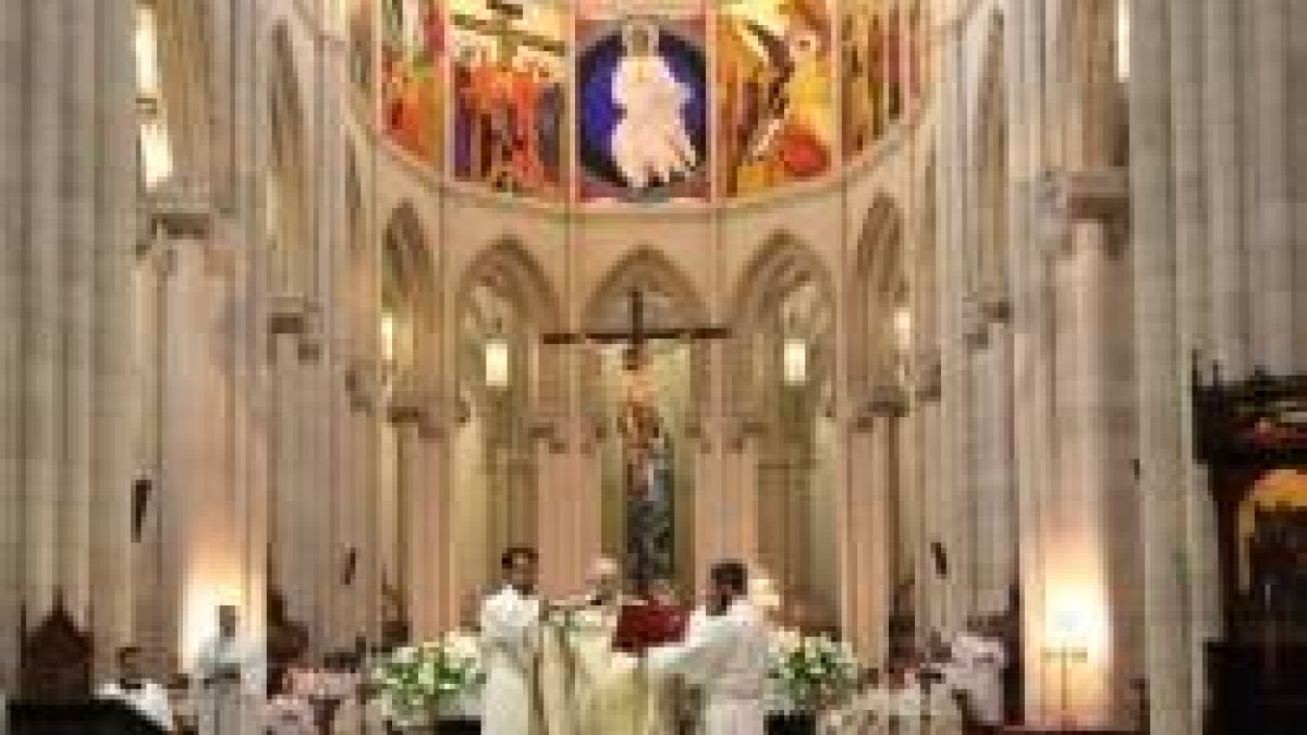Ordenación de diáconos en la catedral de la Almudena en Madrid - es una de las diócesis más pobladas y activas de España