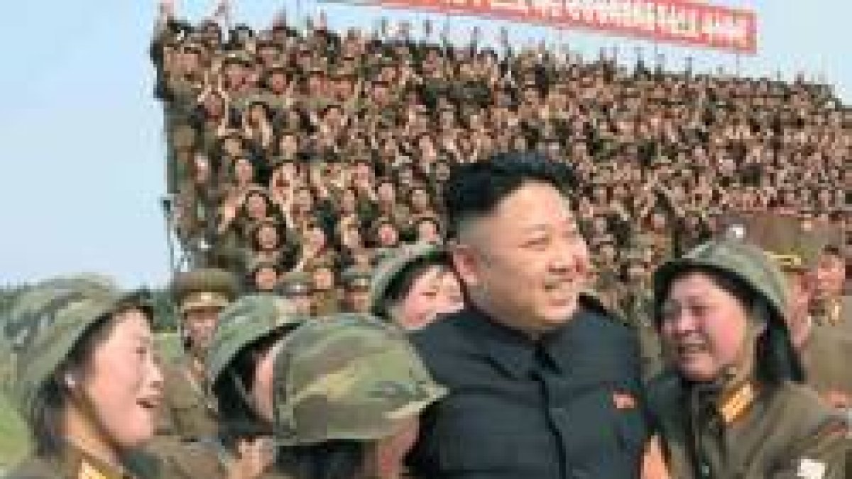 Milicianas norcoreanas emocionadísimas con el líder Kim Jong-un - el culto al líder es la religión oficial y única del país