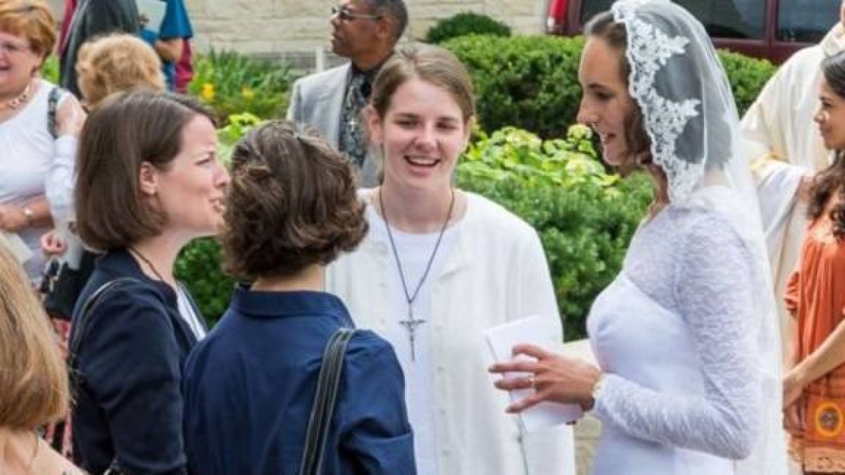 Jessica Hayes se vistió de novia para su consagración, en una catedral de Fort Wayne repleta de amigos, familiares y alumnos de su instituto / Fotos de Today´s Catholic