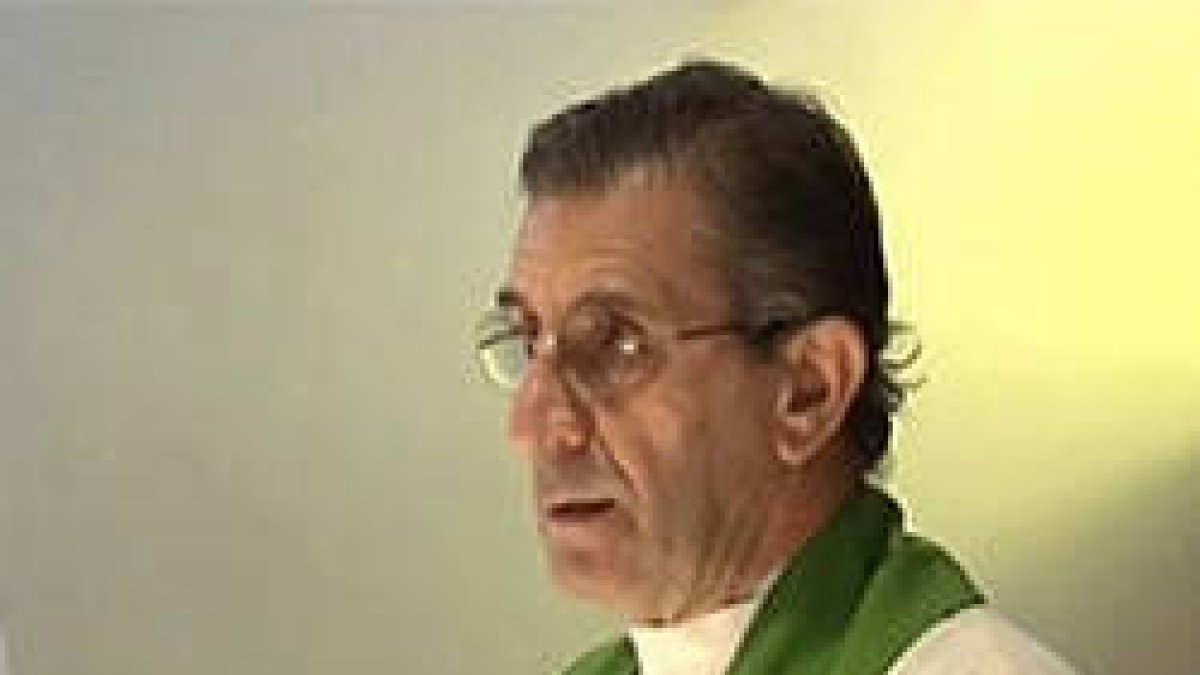 El Padre Román absuelto de absusos a un menor