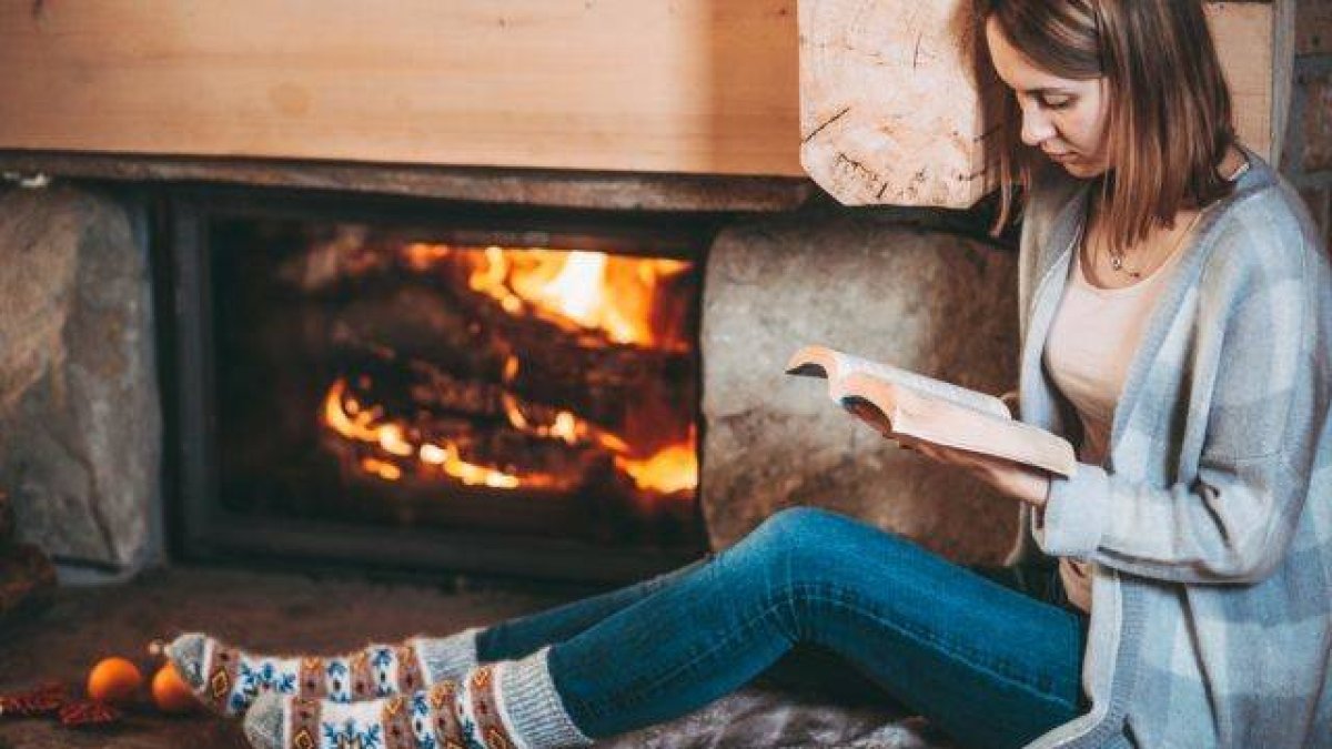 Hay pocos placeres como leer un libro que te gusta al calor del fuego, o calentito en casita...