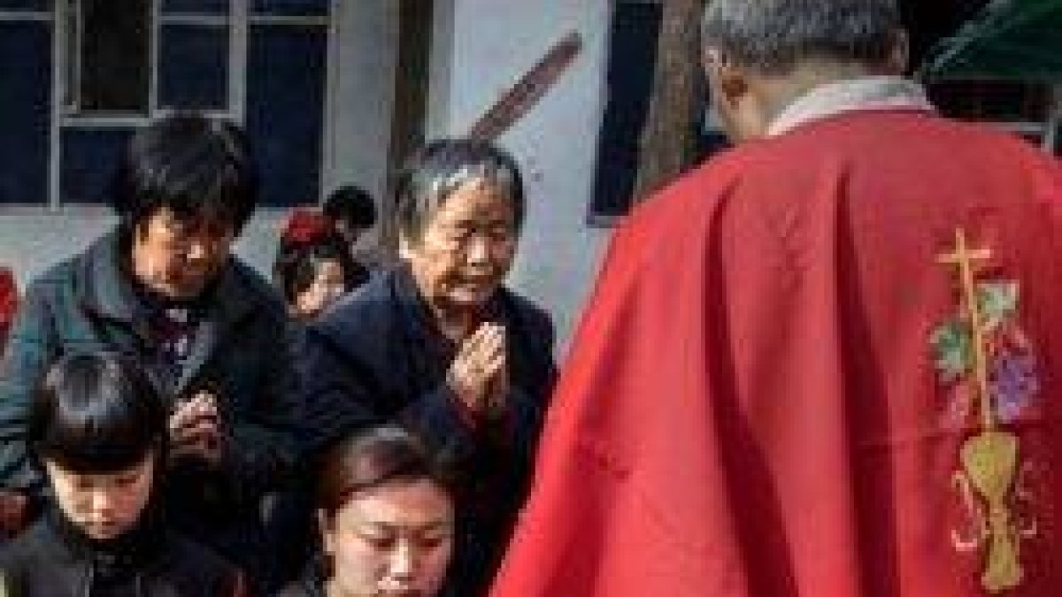 Católicos de una comunidad clandestina en China comulgan - las circunstancias pueden variar de región en región
