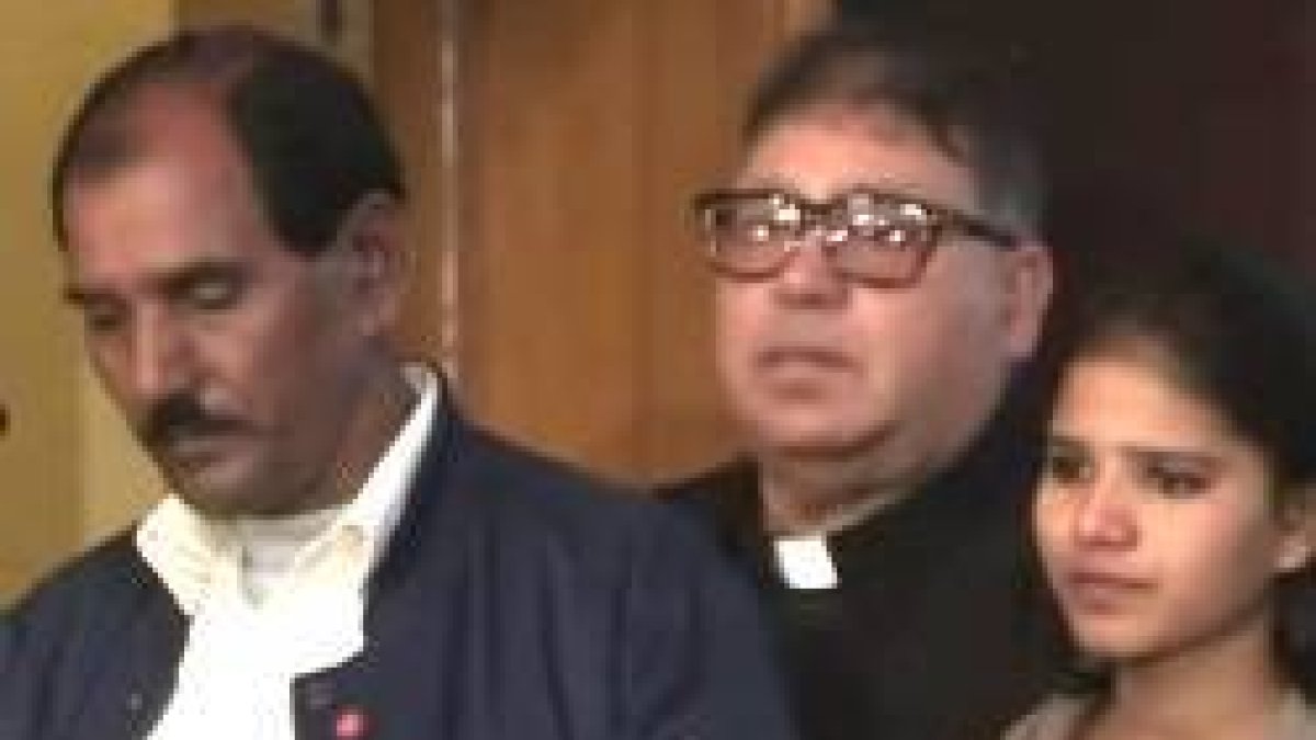 El marido y la hija de Asia Bibi con un representante de la Iglesia, en la rueda de prensa al saberse de su absolución