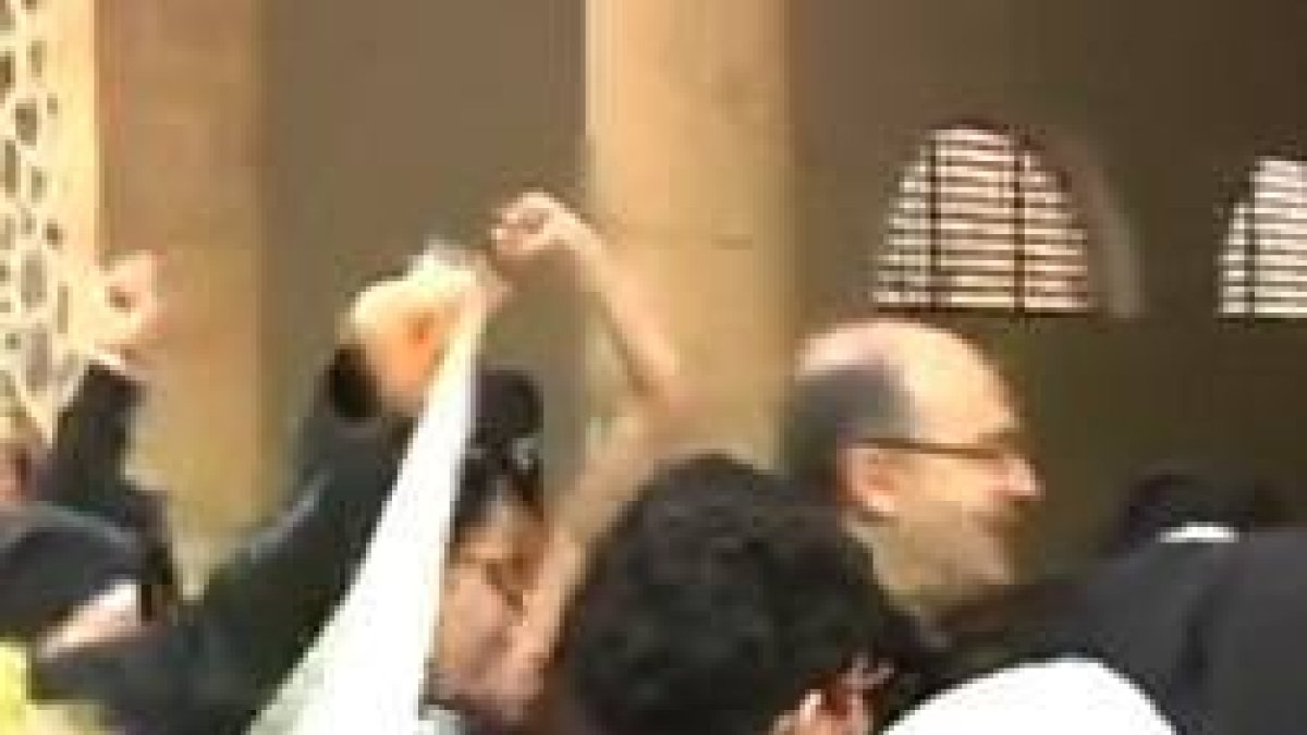 Munilla trata de entrar en el templo mientras es increpado por las feministas radicales