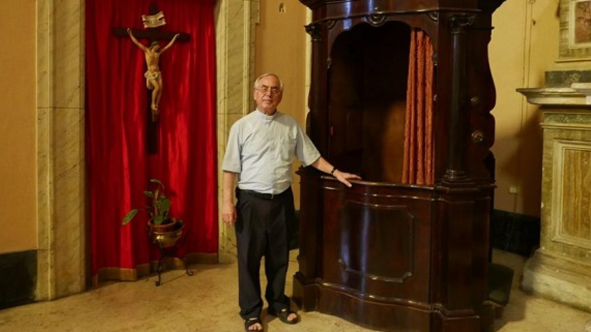 El párroco decidió  llamar a la policía en cuanto encontró el dinero