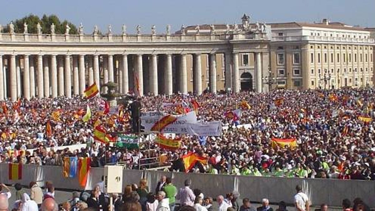 Miles de españoles llenaron la Plaza de San Pedro durante la enorme ceremonia beatificación que se produjo en 2007