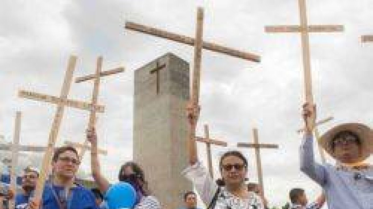 En el Día de los Muertos muchos recordaron a las víctimas de Ortega con cruces ante la catedral