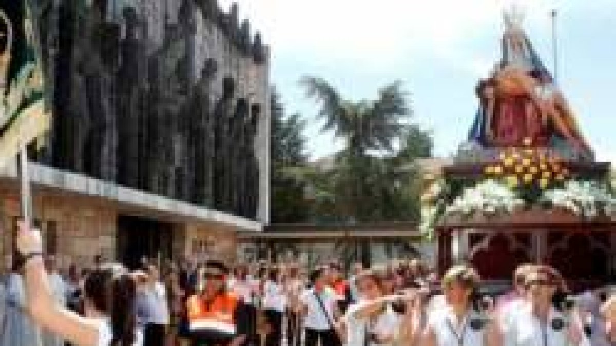 Procesión con la Virgen del Camino, a la salida de su santuario, cerca de León
