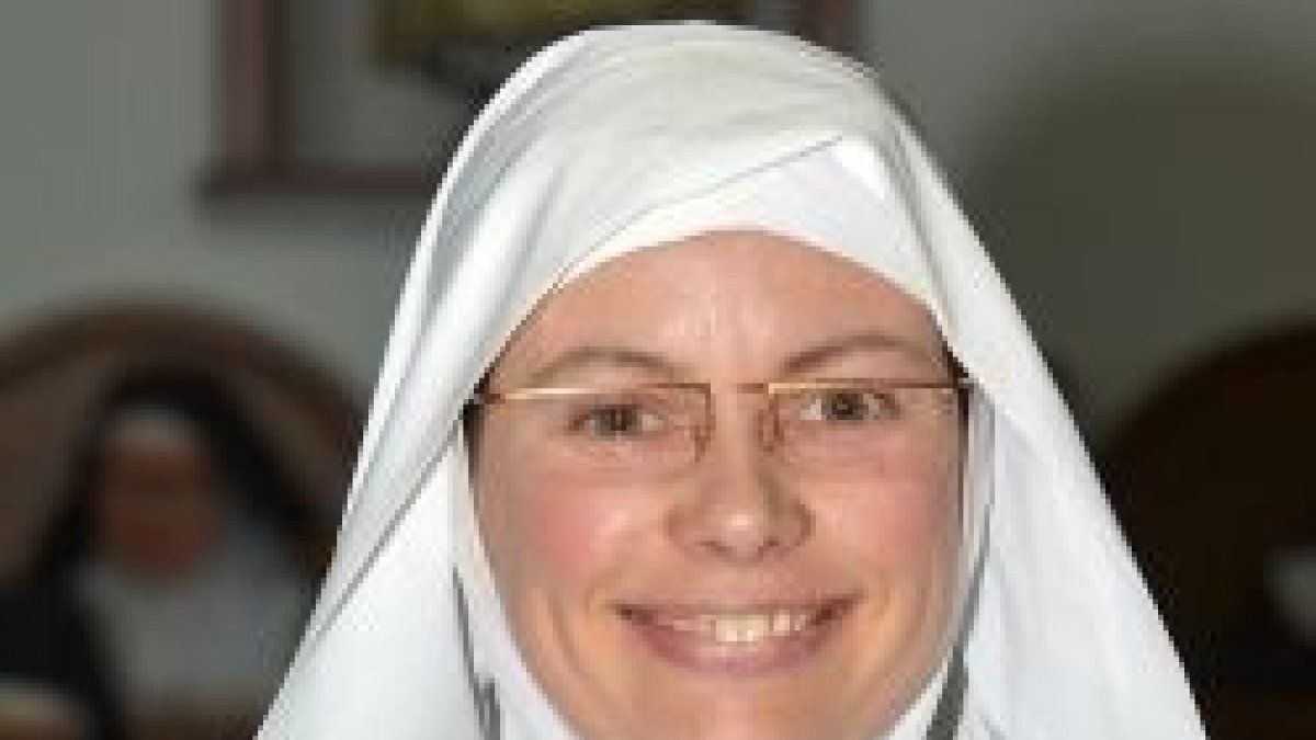 Sor Sheila de María, en Ribadeo, con el velo blanco de novicia, que ya ha dejado