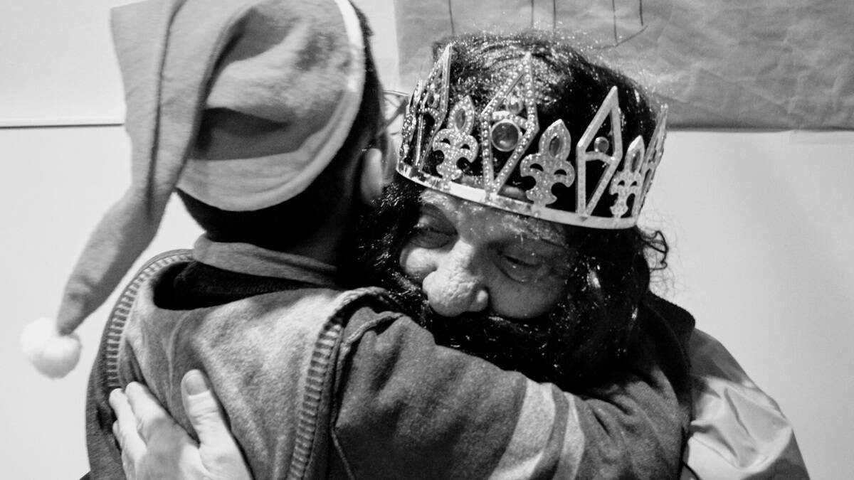 Los Reyes Magos de Oriente realizan esta noche su recorrido por el mundo tras su paso por Belén para adorar a Jesús.