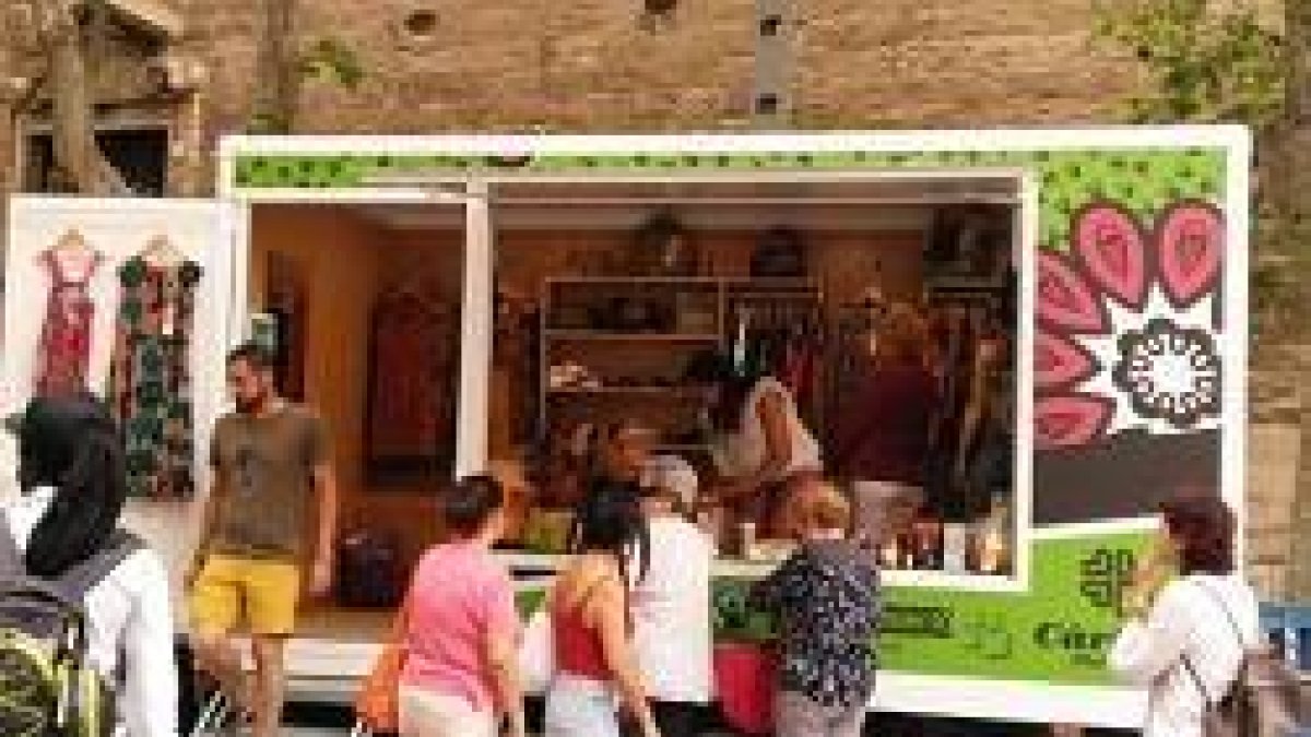 El camión-tienda de Cáritas recorre los pueblos y ciudades de Mallorca