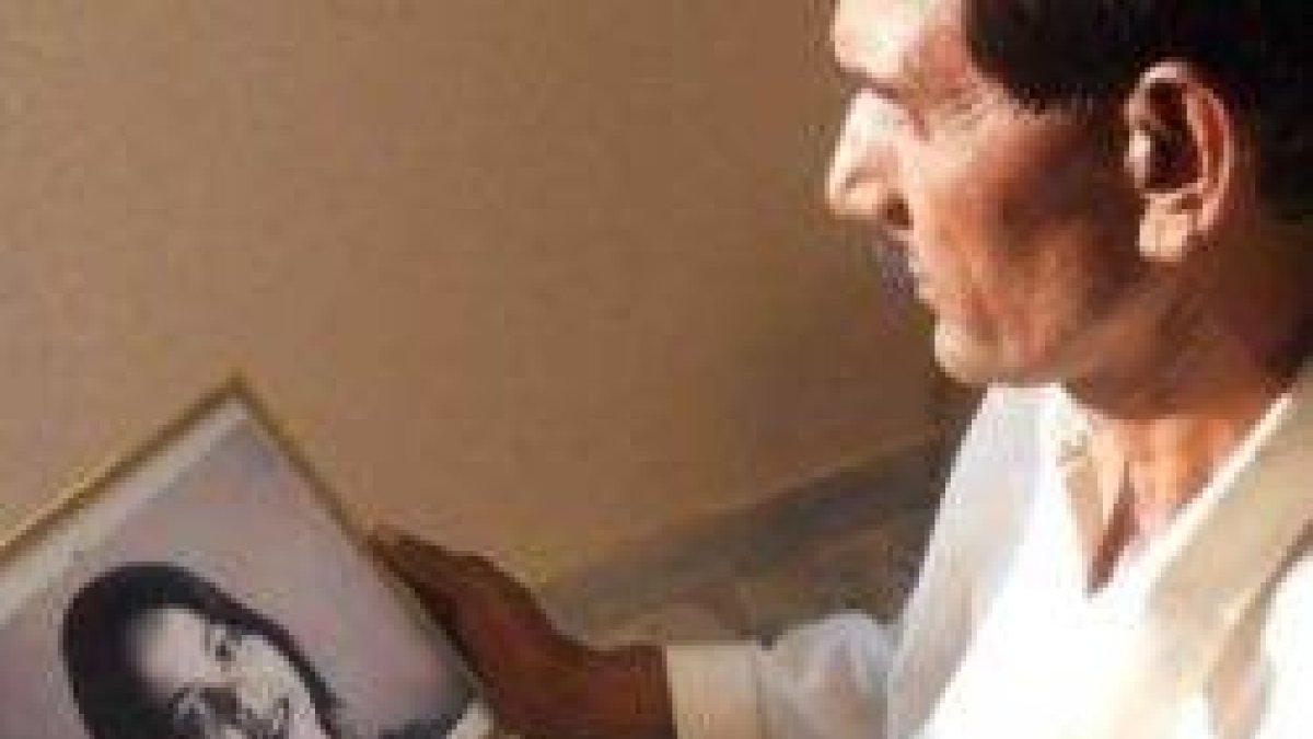 Ashiq con una foto de su esposa Asia Bibi - aunque técnicamente es libre, no puede salir a la calle o ella y su familia serían asesinados por islamistas fanáticos