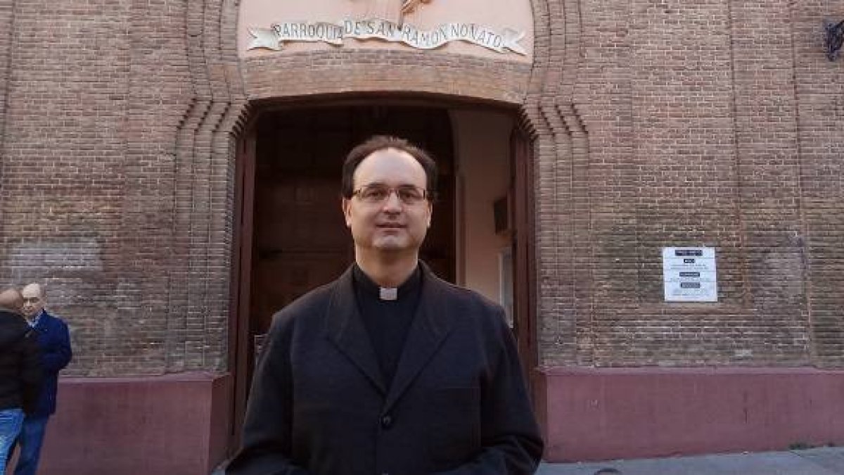 El padre José Manuel Horcajo, párroco de San Ramón Nonato de Vallecas (Madrid) tuvo como primera decisión abrir todo el día las puertas del templo de par en par / J.L.