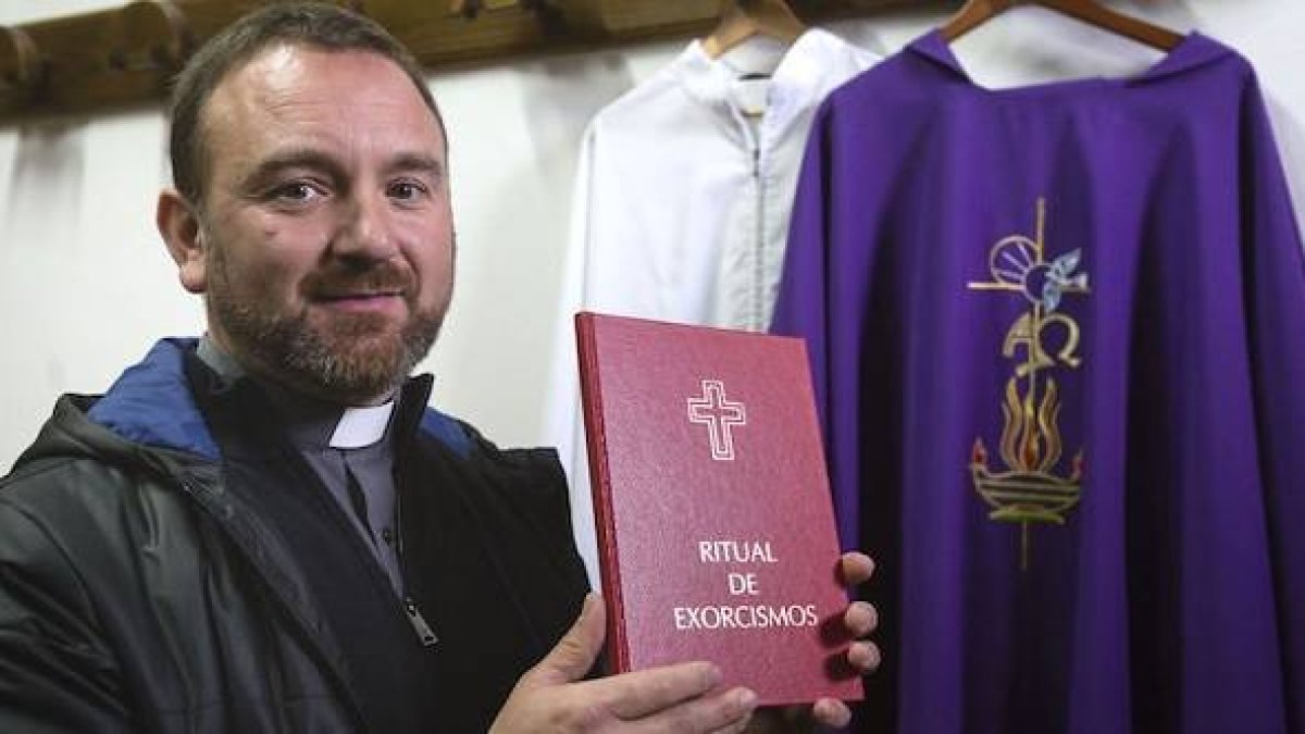 José es párroco del santuario de O Corpiño desde 2012 y exorcista de la diócesis desde 2014 / Fotos Mónica Ferreirós- El Español
