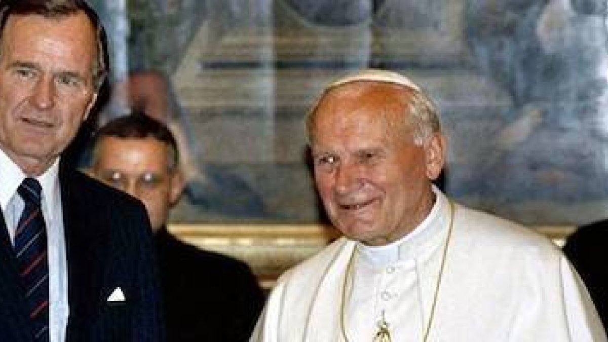 Juan Pablo II y George Bush, el 27 de mayo de 1989 en el Vaticano. Se acercaba el final del comunismo. Foto: AP.
