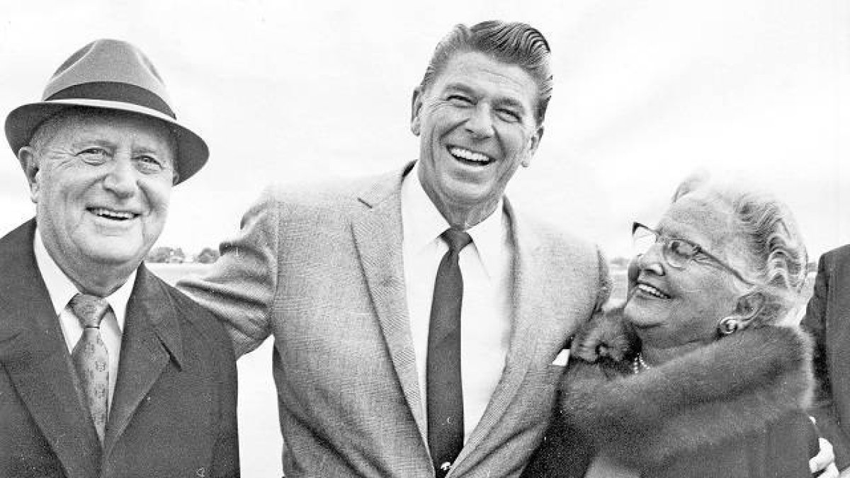 Ronald Reagan, en el centro de la imagen, junto a sus suegros Loyal y Edith
