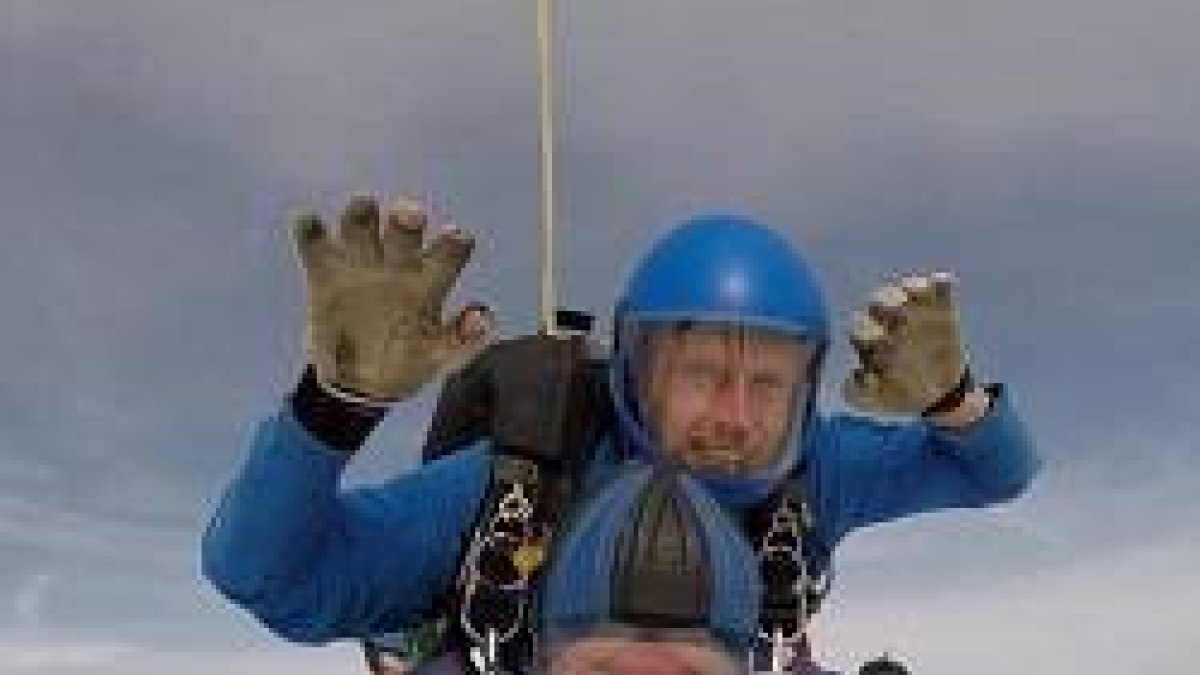 Monseñor Moth, en la parte inferior, durante el salto en paracaídas