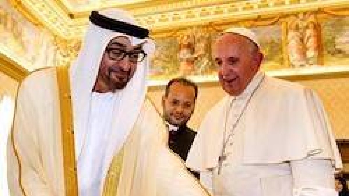El Papa, con el jeque de Abu Dabi durante su visita al Vaticano el 15 de septiembre de 2016.