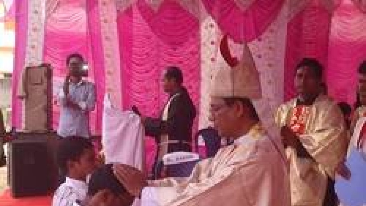 El joven sacerdote habló del perdón y de amar al prójimo justo tras ser ordenado