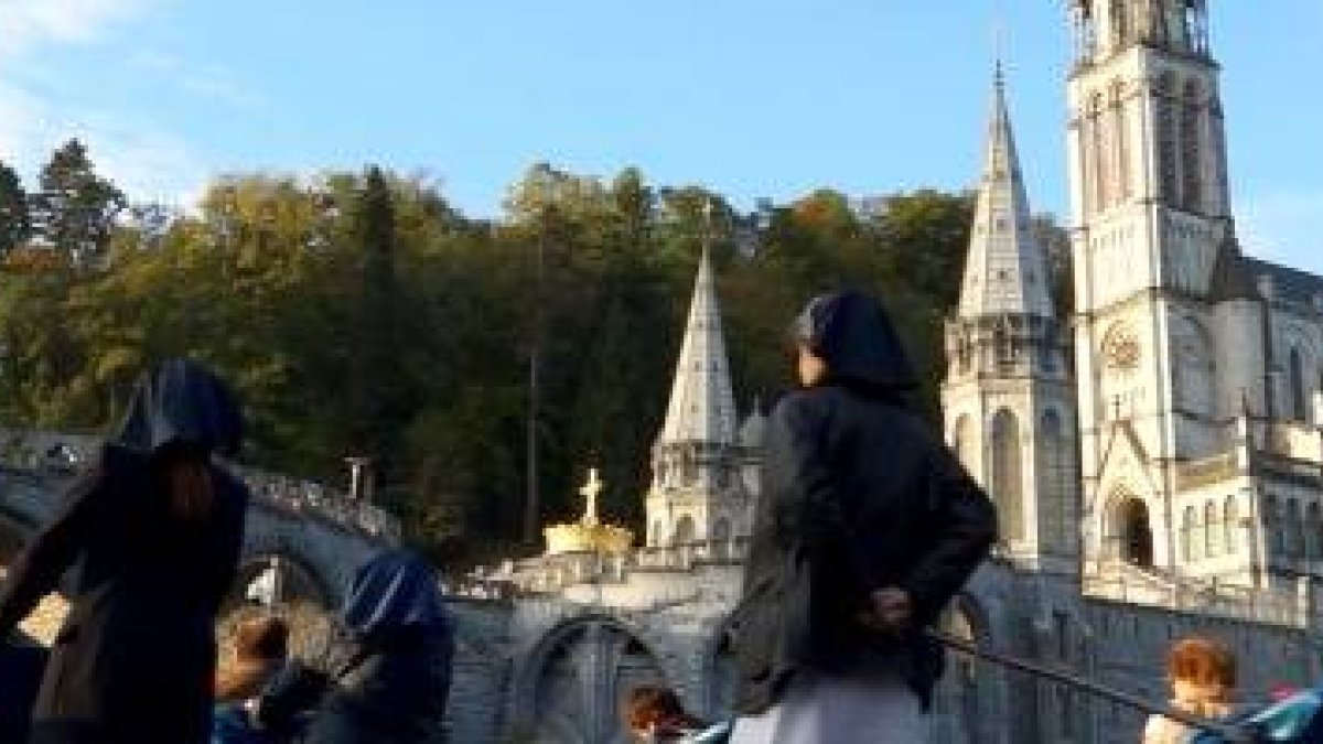 Los hospitalarios, los enfermos y sus familias se acercan al misterio de la fragilidad, del amor y de la ternura de la Virgen en un lugar muy especial: Lourdes