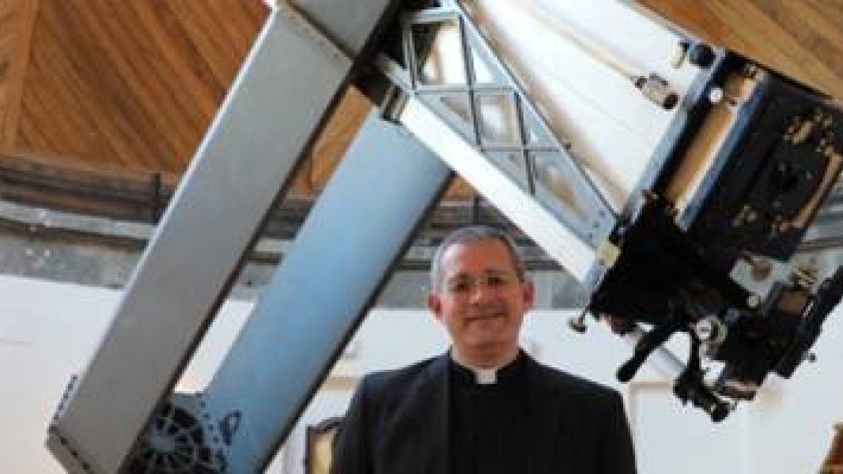 El sacerdote jesuita y astrofísico David Brown explica como vive su fe en su estudio de las estrellas