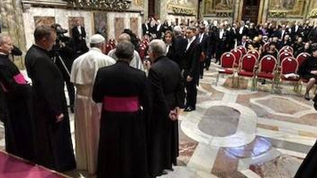 Tras el discurso, los distintos embajadores saludaron uno a uno al Papa.