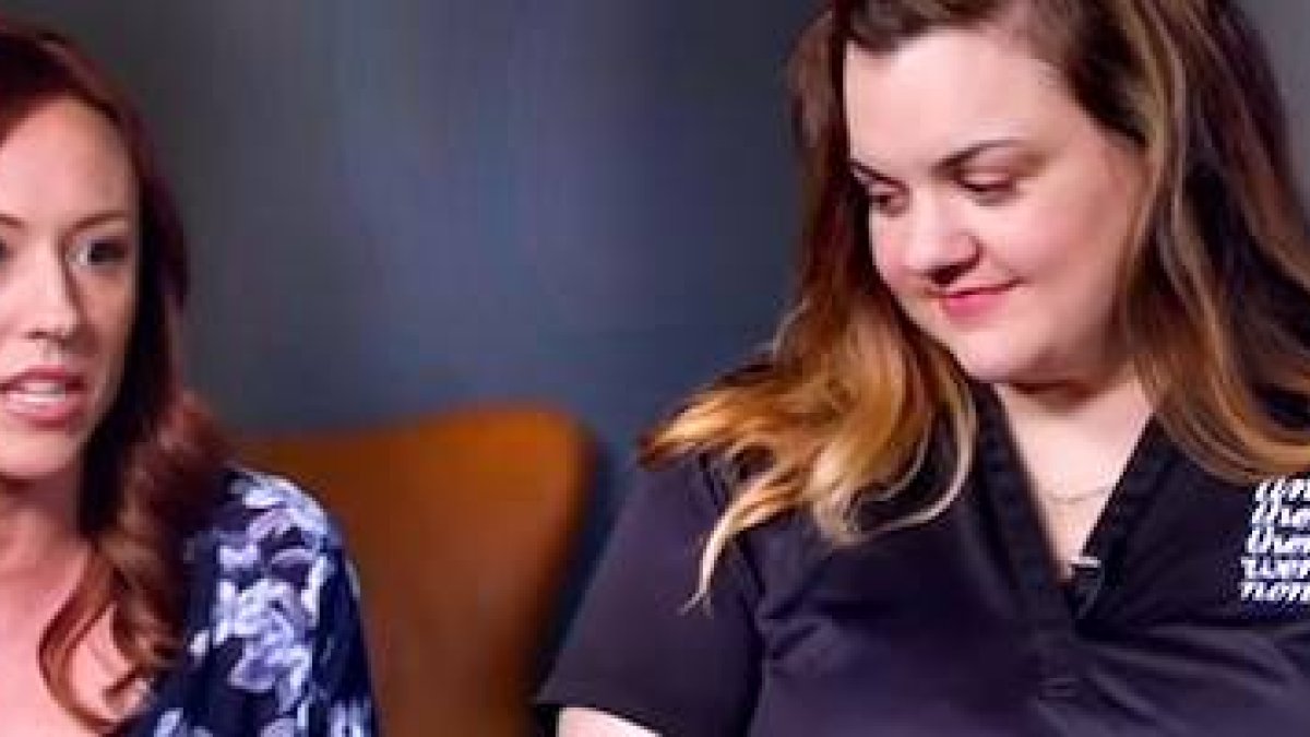 La actriz Ashley Bratcher (izquierda), junto a Abby Johnson (derecha), a quien interpretará en «Unplanned».