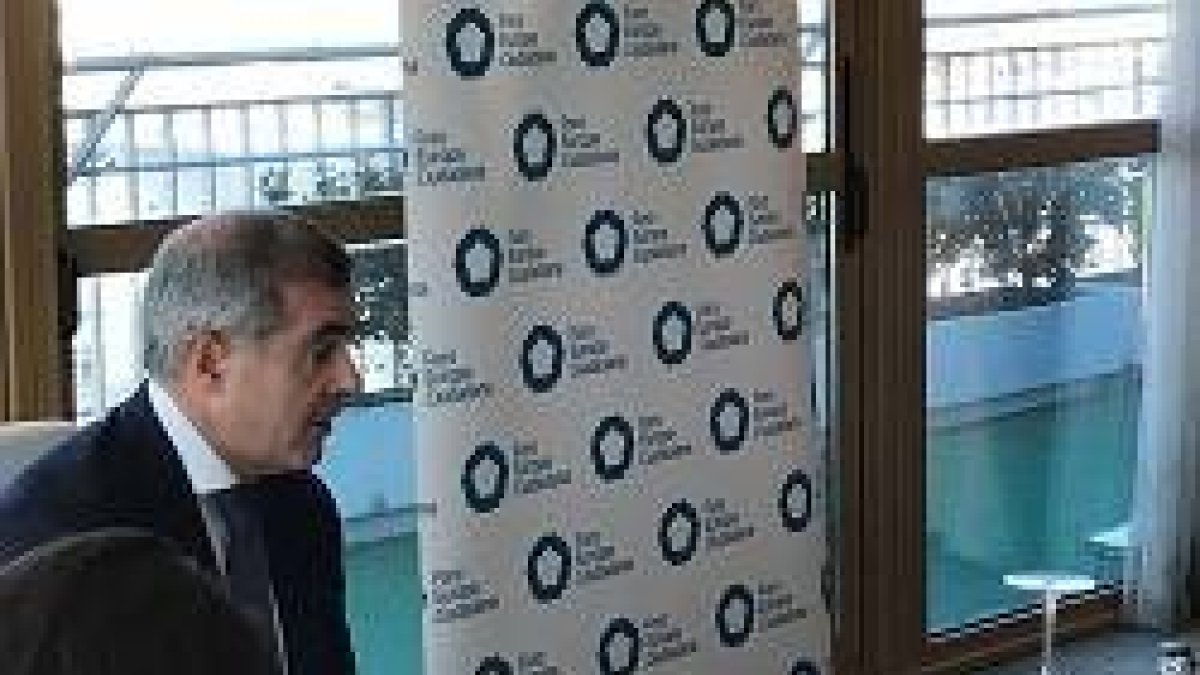 El libro fue presentado por José Carlos Cano, presidente de Foro Europa Ciudadana y profesor de la Universidad Complutense de Madrid