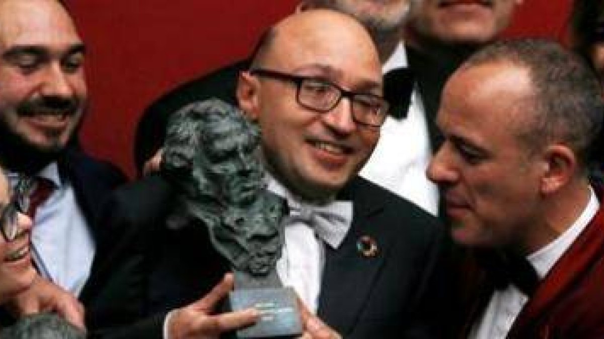 El actor Jesús Vidal sostiene el Premio Goya a Actor Revelación... y la película se lleva también el Goya a Mejor Película