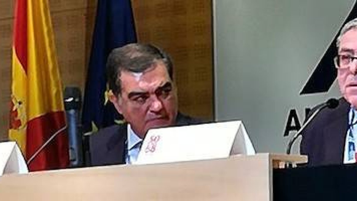 Jean Sévillia, a la derecha de la foto, en la conferencia inaugural del congreso sobre Mayo del 68 en la Universidad Francisco de Vitoria. A su derecha, Ángel Sánchez-Palencia.