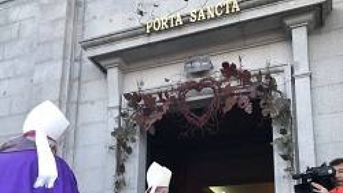 Los obispos españolas pasan por la Puerta Santa del santuario dedicado al Corazón de Jesús en el Cerro de los Ángeles / Fotos Ecclesia