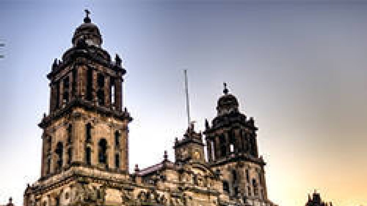 Fachada de la Catedral de México, con el Sagrario Metropolitano a la derecha