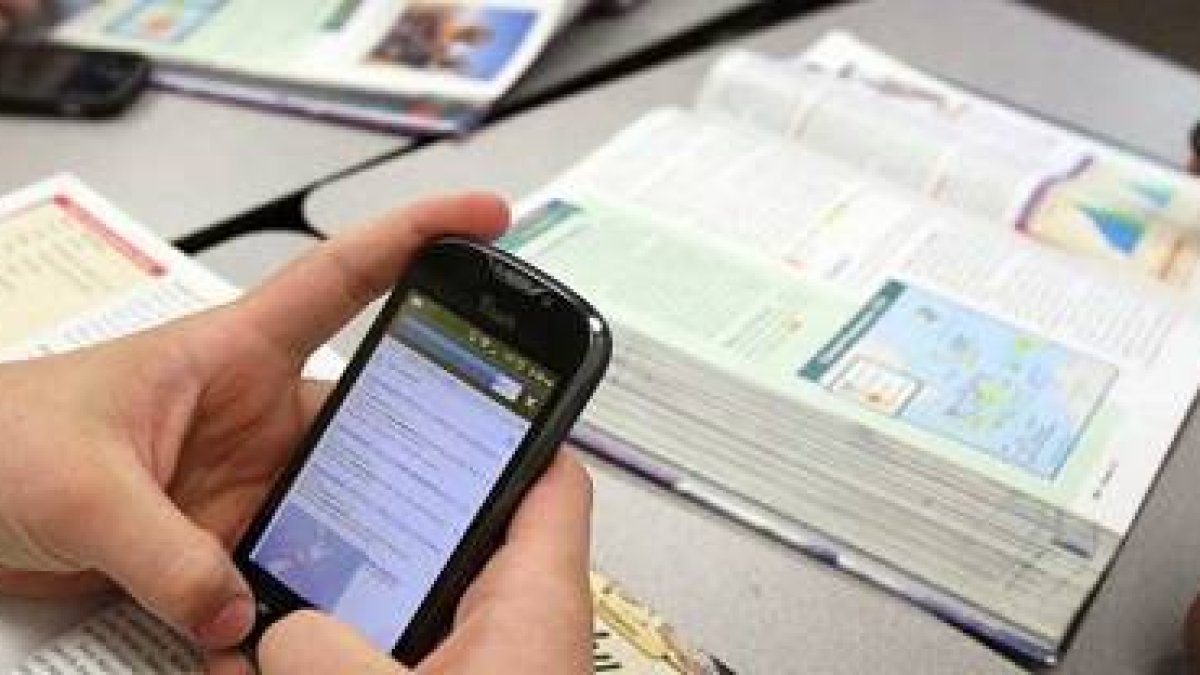 El psicólogo Marc Masip aboga por la prohibición de los teléfonos móviles en los colegios