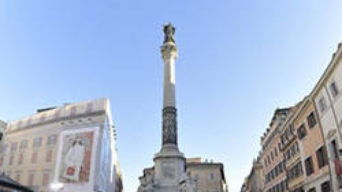 Francisco ante la Inmaculada, en la Plaza de España