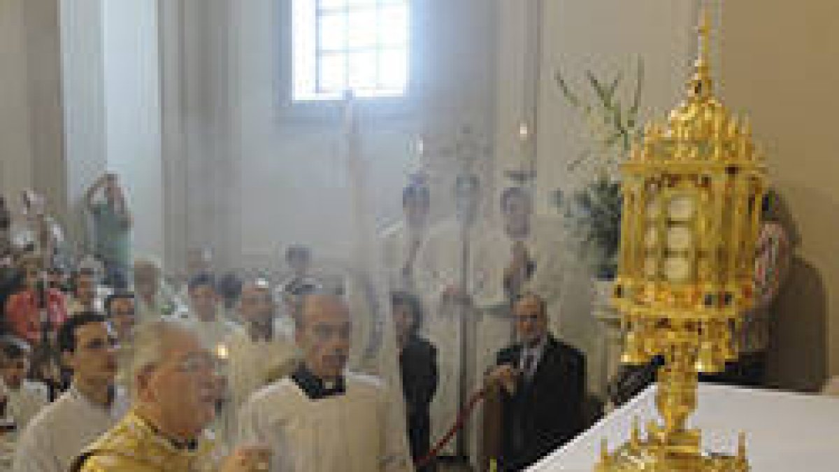 Monseñor Reig Pla, Obispo de Alcalá, ante la custodia de las Sagradas Formas