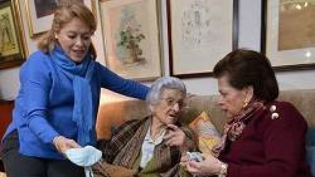 Lulú sigue calceteando y creando ropita para los más pequeños atendidos por RedMadre / Gustavo Santos - Faro de Vigo