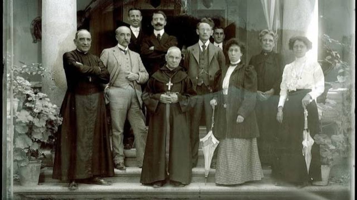 Con traje claro, a la izquierda, el marqués de Cerralbo; con traje oscuro y gran mostacho negro, el arqueólogo Juan Cabré, les acompaña el obispo de Sigüenza, Toribio Mingella