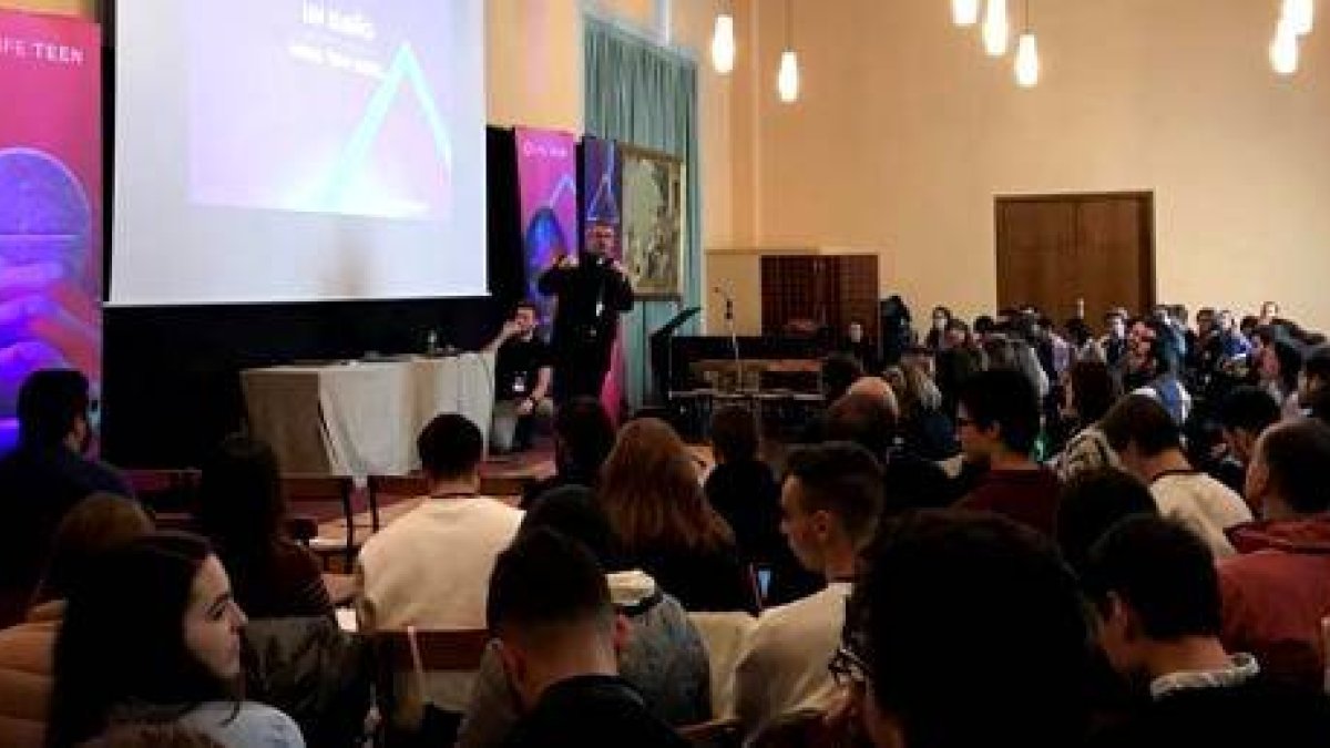 El obispo Toni Vadell se dirige a los catequistas y responsables de LifeTeen llegados de toda España y distintos países europeos