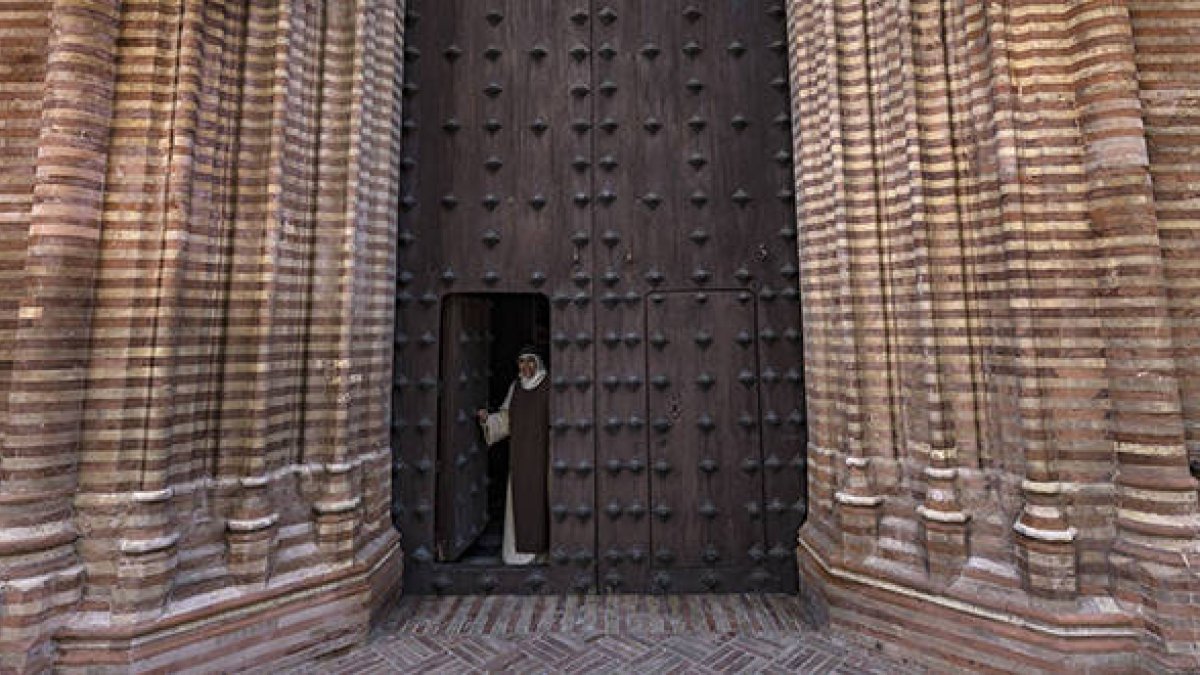 La madre superiora del convento Santa Paula en Sevilla abre la puerta de la iglesia