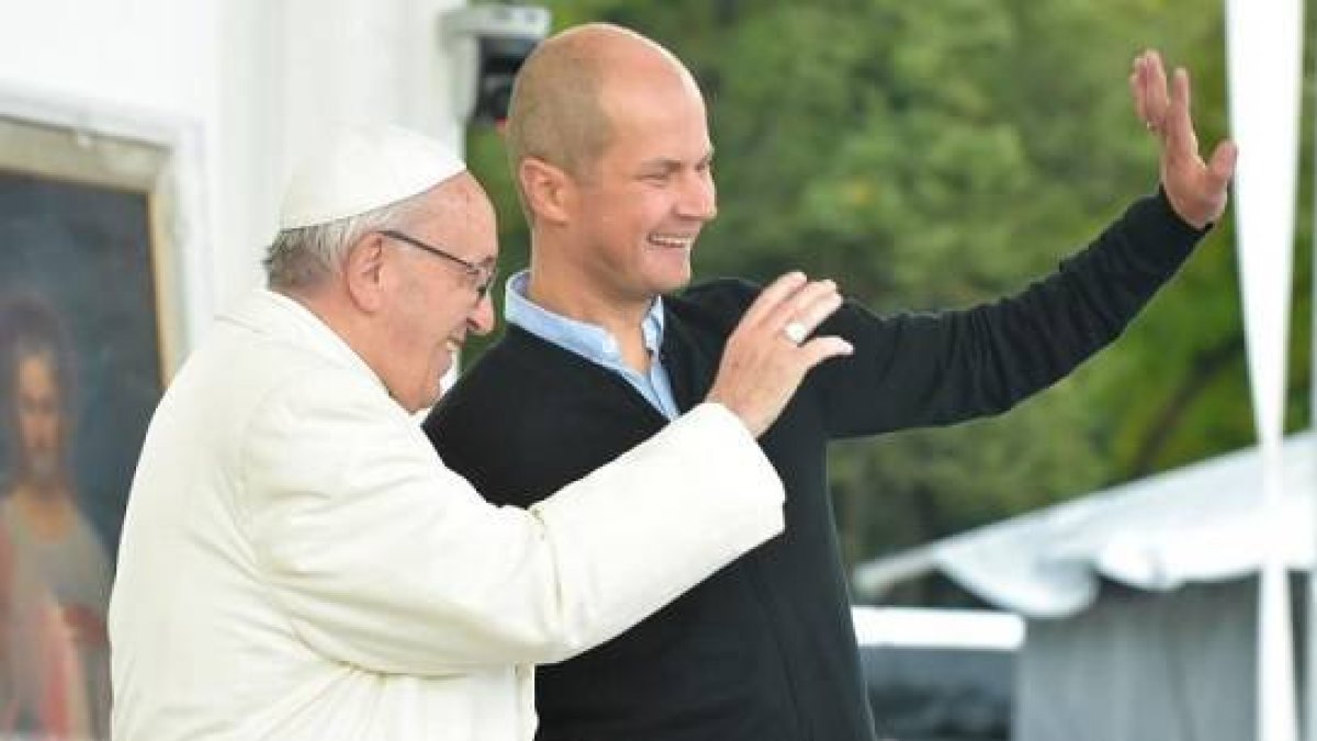 El Papa Francisco se reunió este sábado con más de 30.000 jóvenes lituanos junto a la catedral de Vilnius