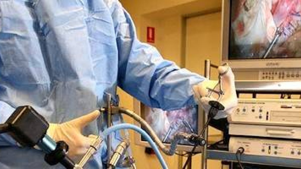 La inclusión de un concepto tan subjetivo como el «bienestar» en la definición de salud está convirtiendo en actos «médicos» intervenciones lesivas para la integridad anatómica y fisiológica del paciente.