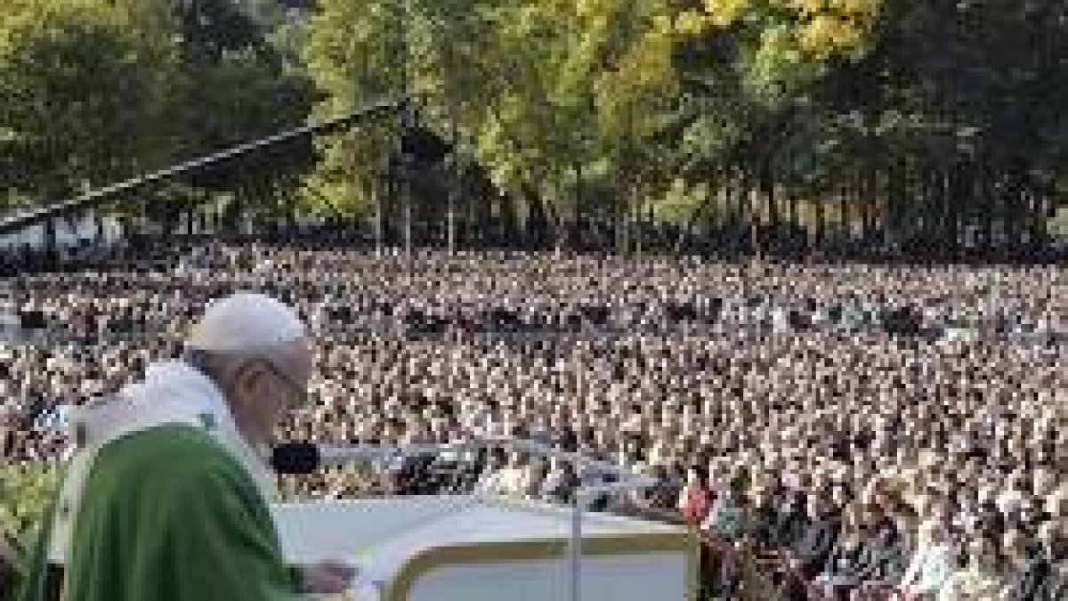El Papa celebró misa en Kaunas ante miles de peregrinos