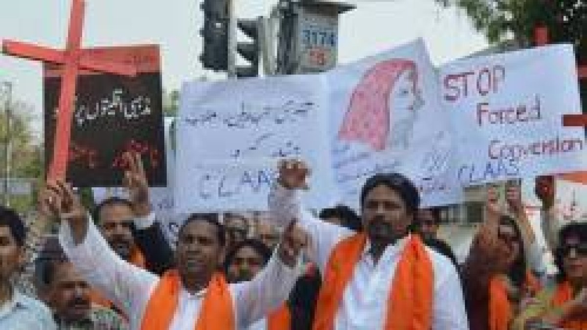 Las asociaciones denuncian que mil niñas son secuestradas cada año en Pakistán y forzadas a convertirse al Islam - piden una ley específica contra ello